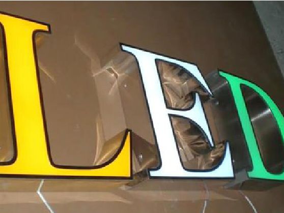 凤冈介绍LED招牌的基础知识。